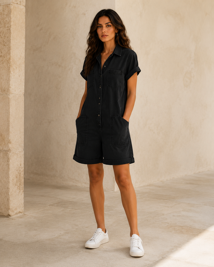 Combinaison en denim noire portée par le modèle signature Noruela