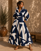 Robe fluide motif géométrique bleu marine et blanc Noruela